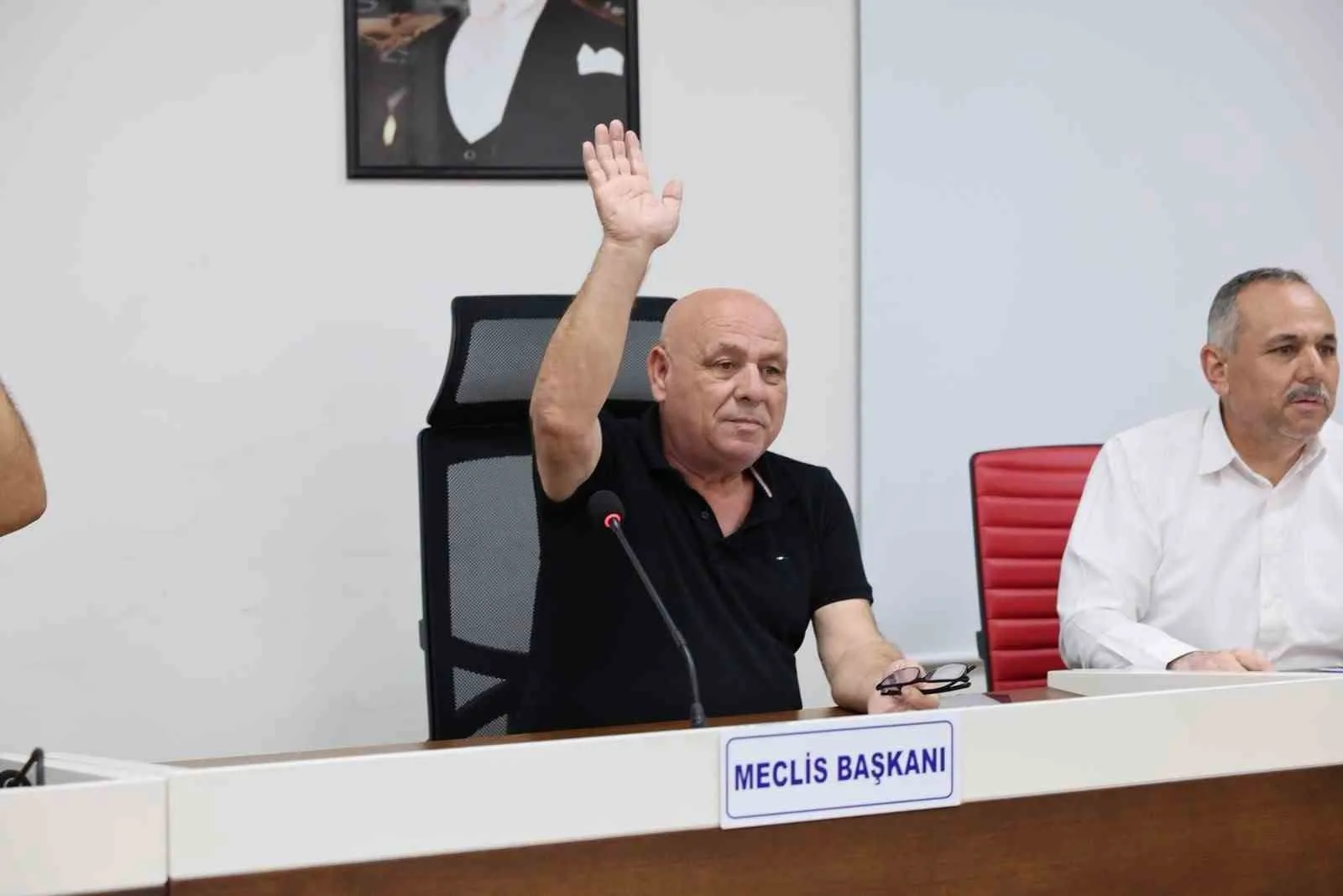 HONAZ BELEDİYESİ EYLÜL AYI OLAĞANÜSTÜ MECLİS TOPLANTISI’NDA SULTAN MURAT CAMİİ’NİN KAZI, RESTORASYON VE KONSERVASYON ÇALIŞMALARI GÖRÜŞÜLDÜ. GÜNDEM MADDESİ OY ÇOKLUĞUYLA KABUL EDİLİRKEN, YENİ PARTİ MECLİS ÜYELERİNİN TOPLANTIYA KATILMAMASI DİKKAT ÇEKTİ.