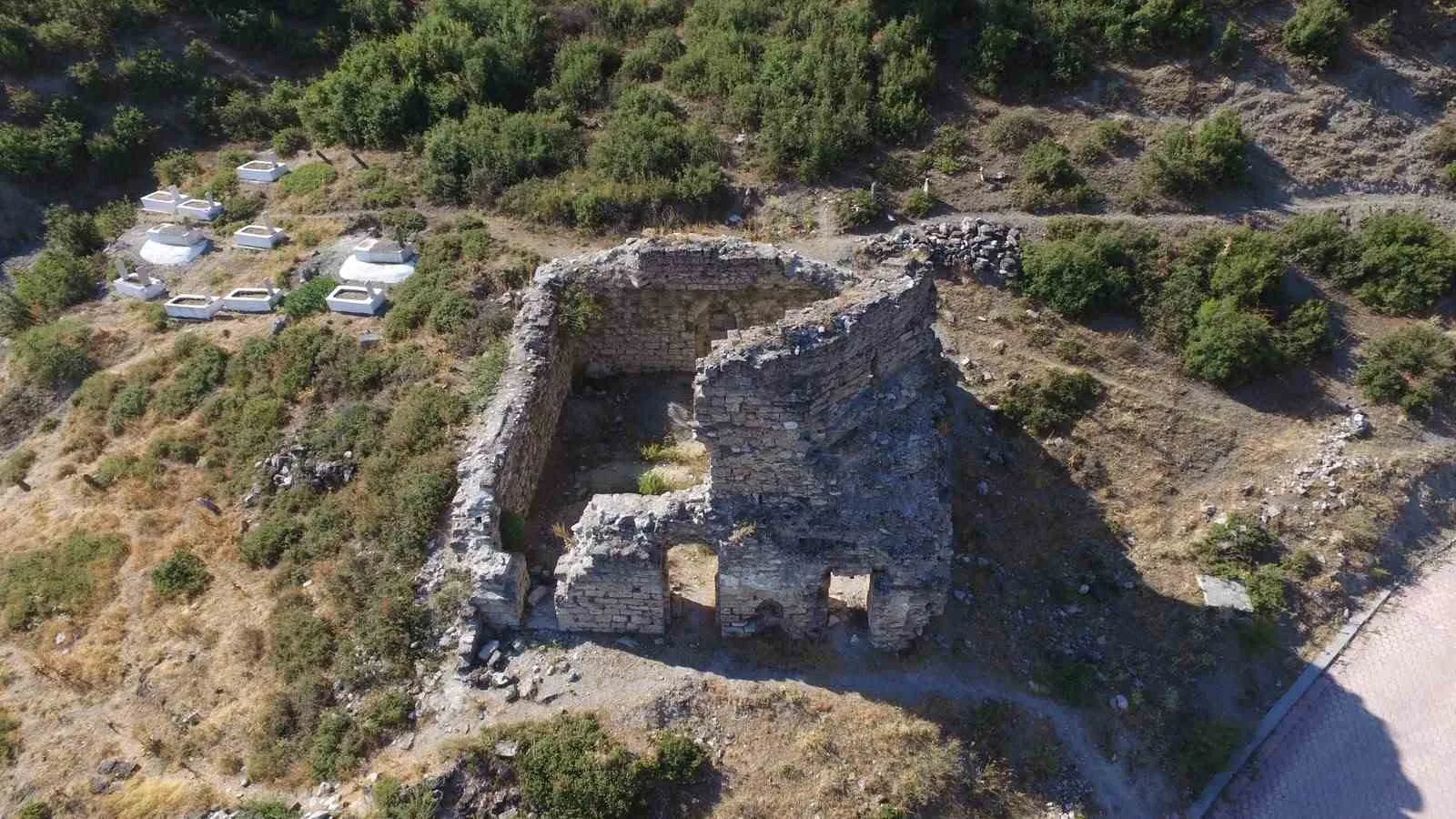 HONAZ BELEDİYESİ EYLÜL AYI OLAĞANÜSTÜ MECLİS TOPLANTISI’NDA SULTAN MURAT CAMİİ’NİN KAZI, RESTORASYON VE KONSERVASYON ÇALIŞMALARI GÖRÜŞÜLDÜ. GÜNDEM MADDESİ OY ÇOKLUĞUYLA KABUL EDİLİRKEN, YENİ PARTİ MECLİS ÜYELERİNİN TOPLANTIYA KATILMAMASI DİKKAT ÇEKTİ.