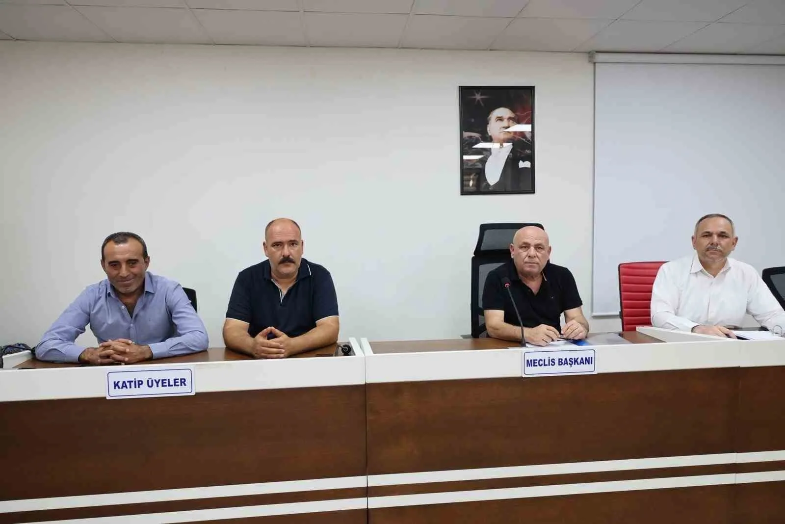 HONAZ BELEDİYESİ EYLÜL AYI OLAĞANÜSTÜ MECLİS TOPLANTISI’NDA SULTAN MURAT CAMİİ’NİN KAZI, RESTORASYON VE KONSERVASYON ÇALIŞMALARI GÖRÜŞÜLDÜ. GÜNDEM MADDESİ OY ÇOKLUĞUYLA KABUL EDİLİRKEN, YENİ PARTİ MECLİS ÜYELERİNİN TOPLANTIYA KATILMAMASI DİKKAT ÇEKTİ.