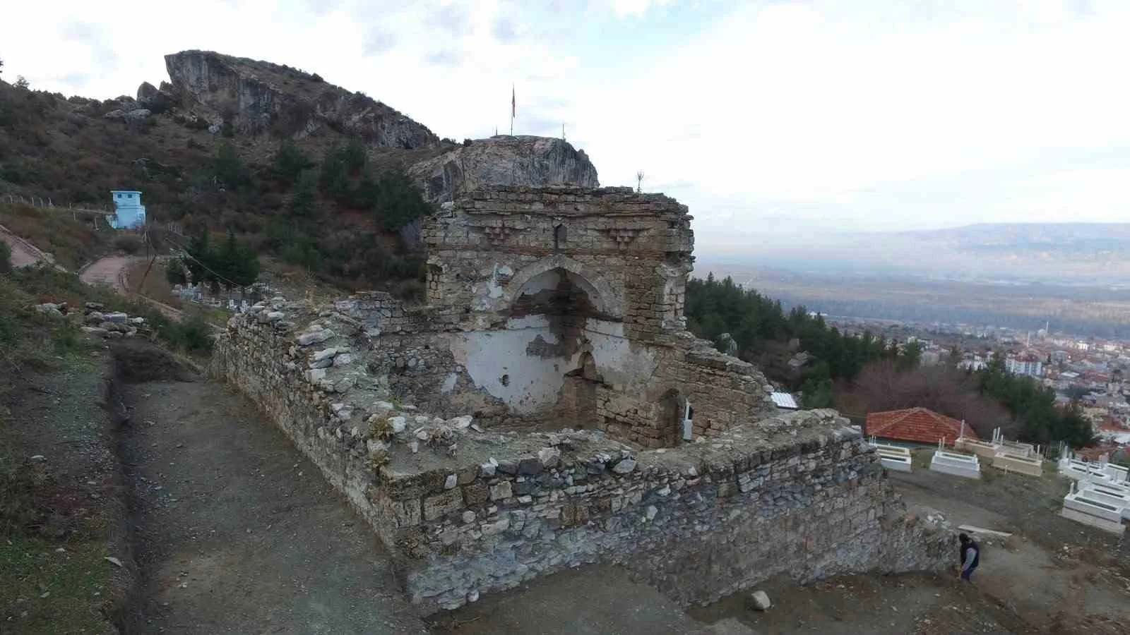 HONAZ BELEDİYESİ EYLÜL AYI OLAĞANÜSTÜ MECLİS TOPLANTISI’NDA SULTAN MURAT CAMİİ’NİN KAZI, RESTORASYON VE KONSERVASYON ÇALIŞMALARI GÖRÜŞÜLDÜ. GÜNDEM MADDESİ OY ÇOKLUĞUYLA KABUL EDİLİRKEN, YENİ PARTİ MECLİS ÜYELERİNİN TOPLANTIYA KATILMAMASI DİKKAT ÇEKTİ.