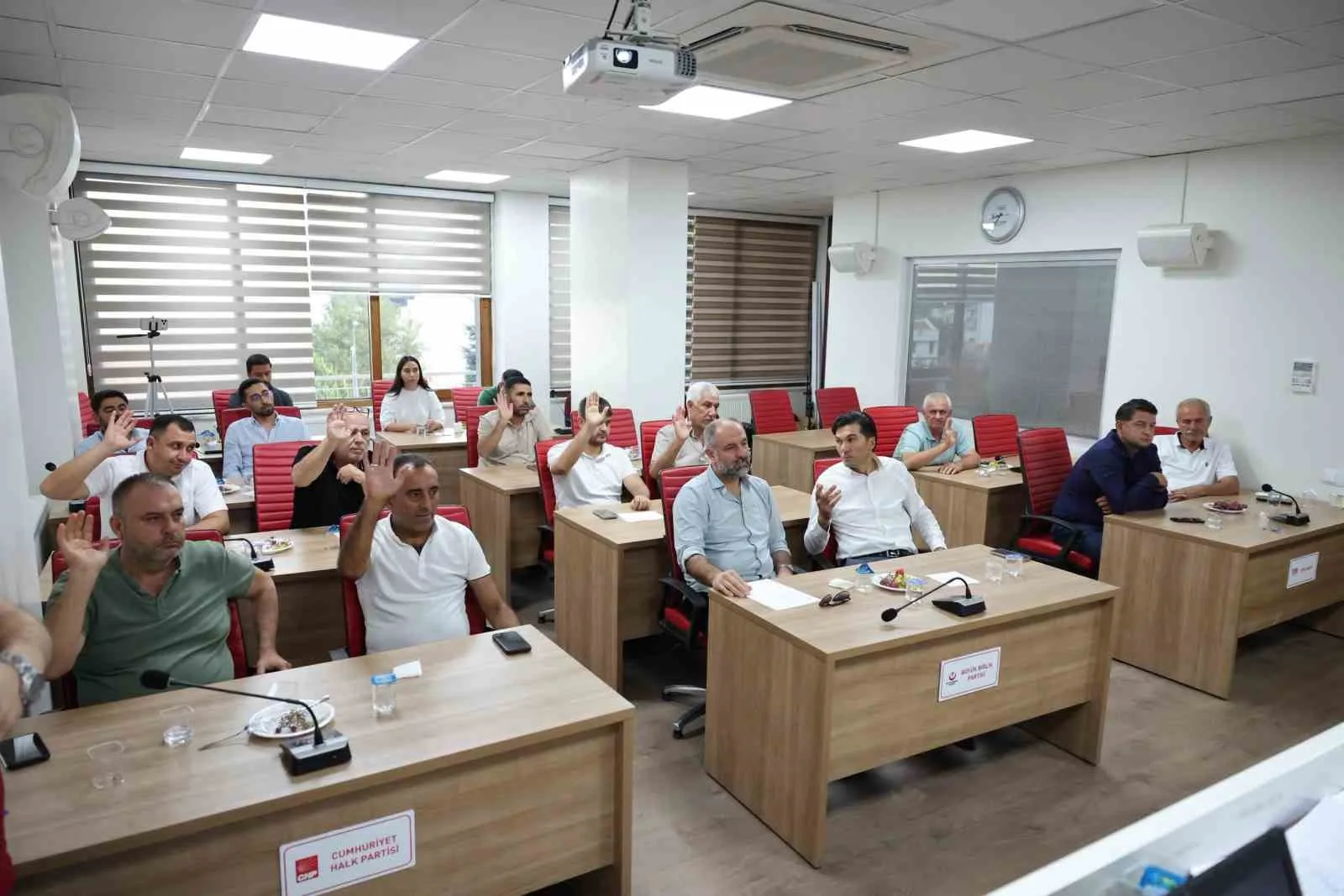 CUMHURİYET HALK PARTİSİ’NDEN (CHP) İSTİFA EDEREK YENİ PARTİ’YE GEÇEN HONAZ BELEDİYE MECLİS ÜYESİ ALİ ÖZDEMİRÇELİK, YENİ PARTİ’DEN İSTİFA EDİP YENİDEN CHP’YE KATILDI. ÖZDEMİRÇELİK’İN DÖNÜŞÜYLE BİRLİKTE HONAZ BELEDİYE MECLİSİ’NDE CHP YENİDEN SAYISAL ÜSTÜNLÜĞÜ ELDE ETTİ.