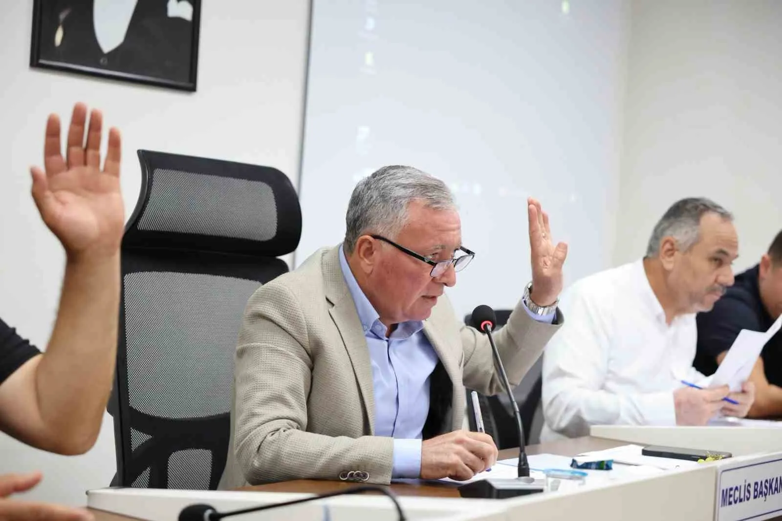 CUMHURİYET HALK PARTİSİ’NDEN (CHP) İSTİFA EDEREK YENİ PARTİ’YE GEÇEN HONAZ BELEDİYE MECLİS ÜYESİ ALİ ÖZDEMİRÇELİK, YENİ PARTİ’DEN İSTİFA EDİP YENİDEN CHP’YE KATILDI. ÖZDEMİRÇELİK’İN DÖNÜŞÜYLE BİRLİKTE HONAZ BELEDİYE MECLİSİ’NDE CHP YENİDEN SAYISAL ÜSTÜNLÜĞÜ ELDE ETTİ.
