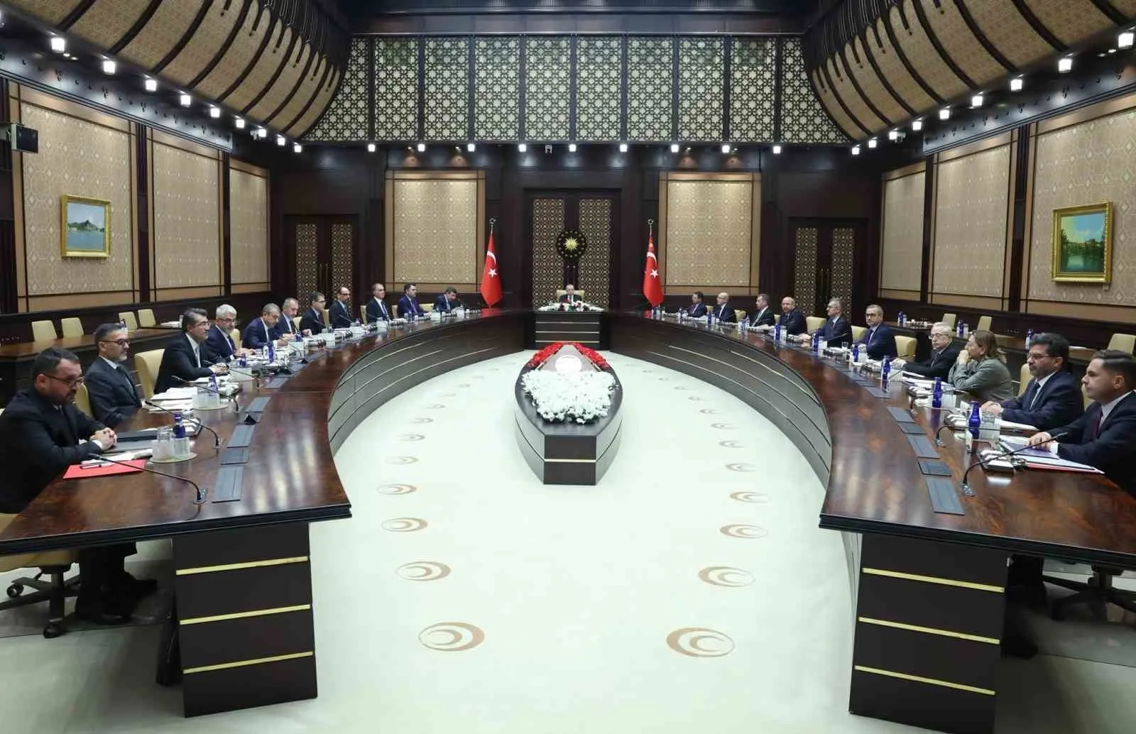 CUMHURBAŞKANLIĞI İLETİŞİM BAŞKANLIĞI, CUMHURBAŞKANI RECEP TAYYİP ERDOĞAN BAŞKANLIĞINDA EKONOMİ KURMAYLARI VE İLGİLİ KURUMLARIN ÜST DÜZEY YÖNETİCİLERİNİN KATILIMIYLA SERMAYE PİYASALARINDAKİ SON GELİŞMELERİN DEĞERLENDİRİLDİĞİ EŞGÜDÜM TOPLANTISI GERÇEKLEŞTİRİLDİĞİNİ AÇIKLADI.