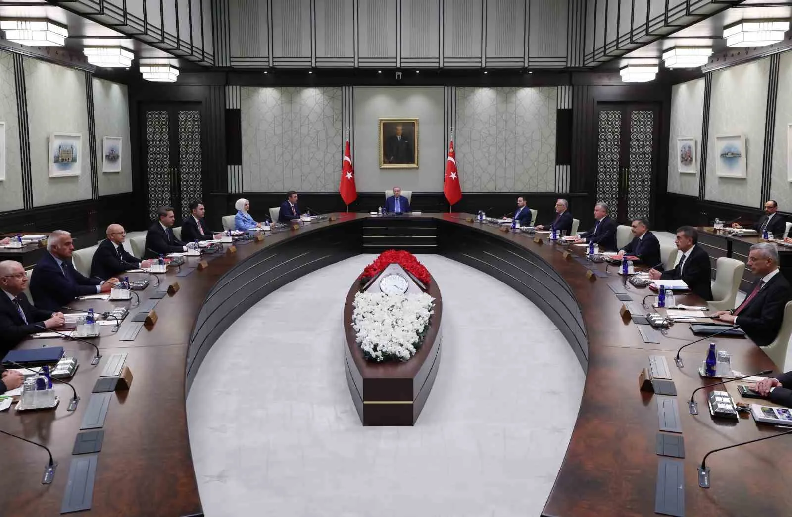 KABİNE TOPLANTISI, CUMHURBAŞKANI RECEP TAYYİP ERDOĞAN'IN BAŞKANLIĞINDA BEŞTEPE'DE BAŞLADI.