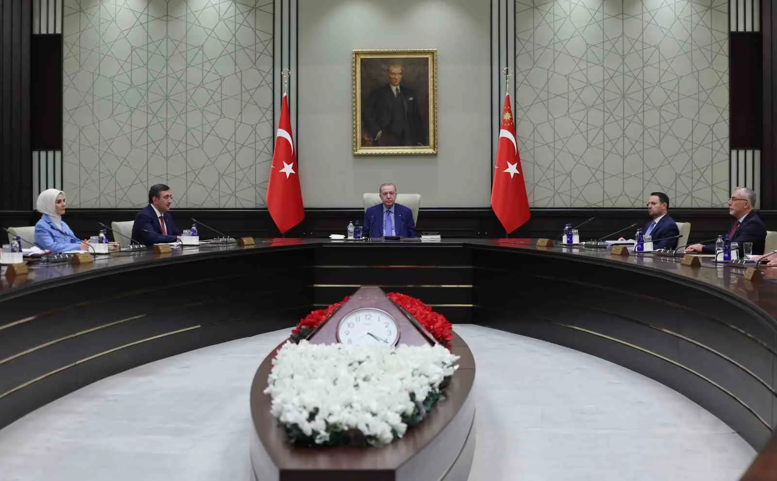 KABİNE TOPLANTISI, CUMHURBAŞKANI RECEP TAYYİP ERDOĞAN'IN BAŞKANLIĞINDA BEŞTEPE'DE BAŞLADI.