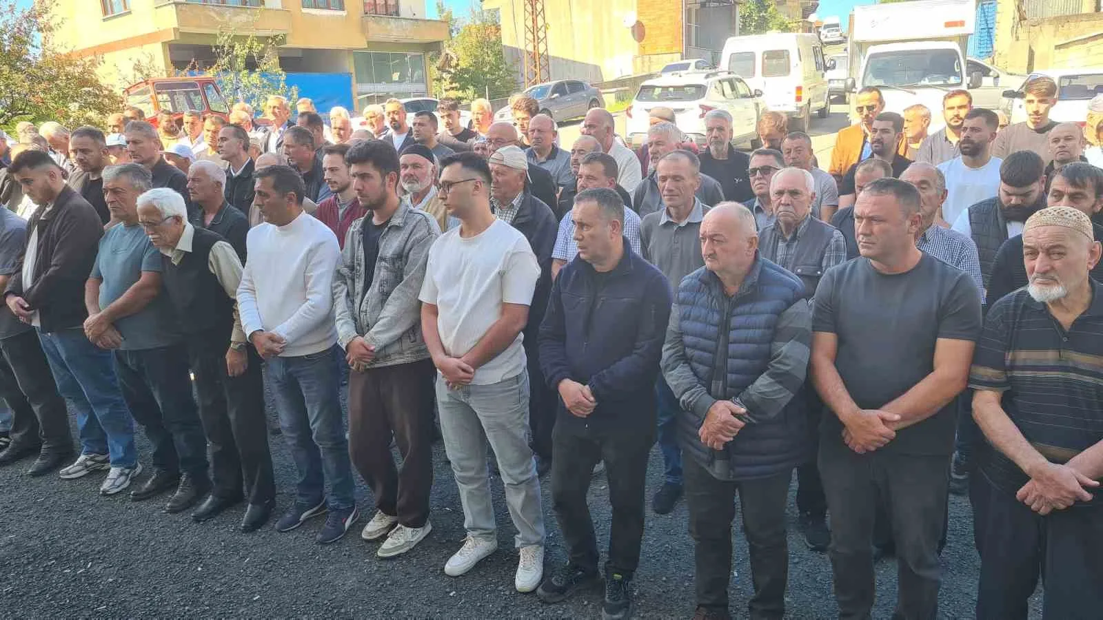 CENAZE TÖRENİNE AKPÜRÇEK AİLESİNİN YAKINLARI, SEVENLERİ VE ÇOK SAYIDA VATANDAŞ KATILDI. KILINAN CENAZE NAMAZININ ARDINDAN MUHAMMET ALİ'NİN CENAZESİ KÖY MEZARLIĞINA GÖTÜRÜLDÜ.