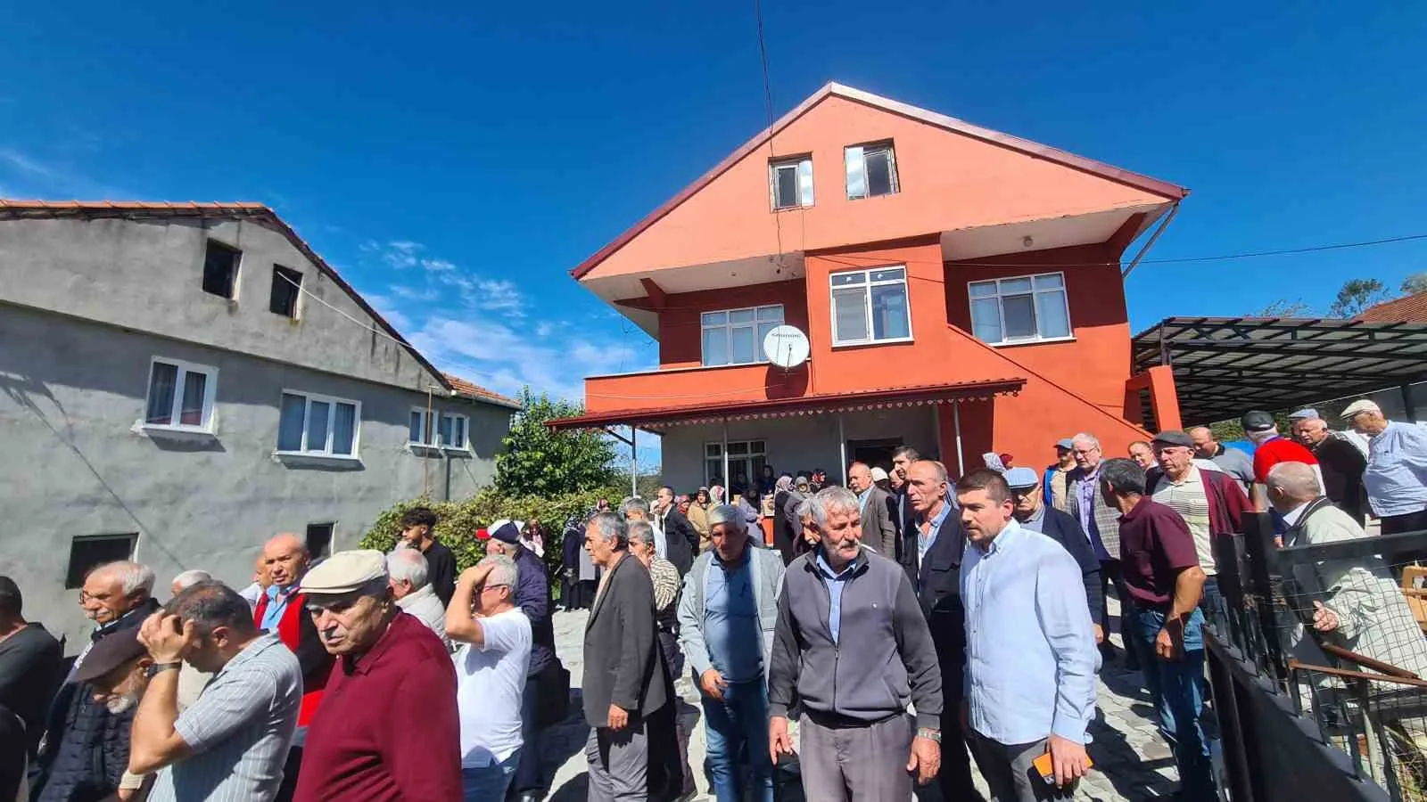 12 YAŞINDAKİ ÇOCUK, DUALAR EŞLİĞİNDE TOPRAĞA VERİLDİ. CENAZEDE BÜYÜK ÜZÜNTÜ YAŞAYAN AKPÜRÇEK AİLESİNİ, YAKINLARI VE KÖY SAKİNLERİ YALNIZ BIRAKMADI.
