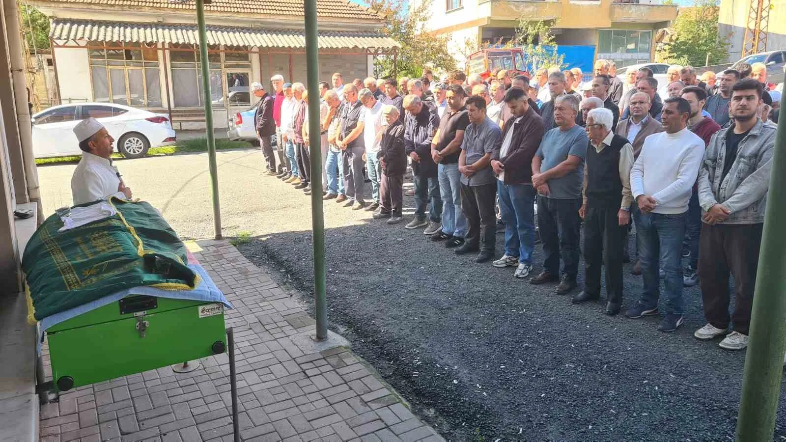 ZONGULDAK’IN ÇAYCUMA İLÇESİNE BAĞLI SERDAROĞLU KÖYÜNDE YAŞAYAN NİHAT AKPÜRÇEK’İN 12 YAŞINDAKİ OĞLU MUHAMMET ALİ AKPÜRÇEK, KALP KRİZİ SONUCU YAŞAMINI YİTİRDİ. AKPÜRÇEK İÇİN KÖYÜNDE CENAZE TÖRENİ DÜZENLERDİ.