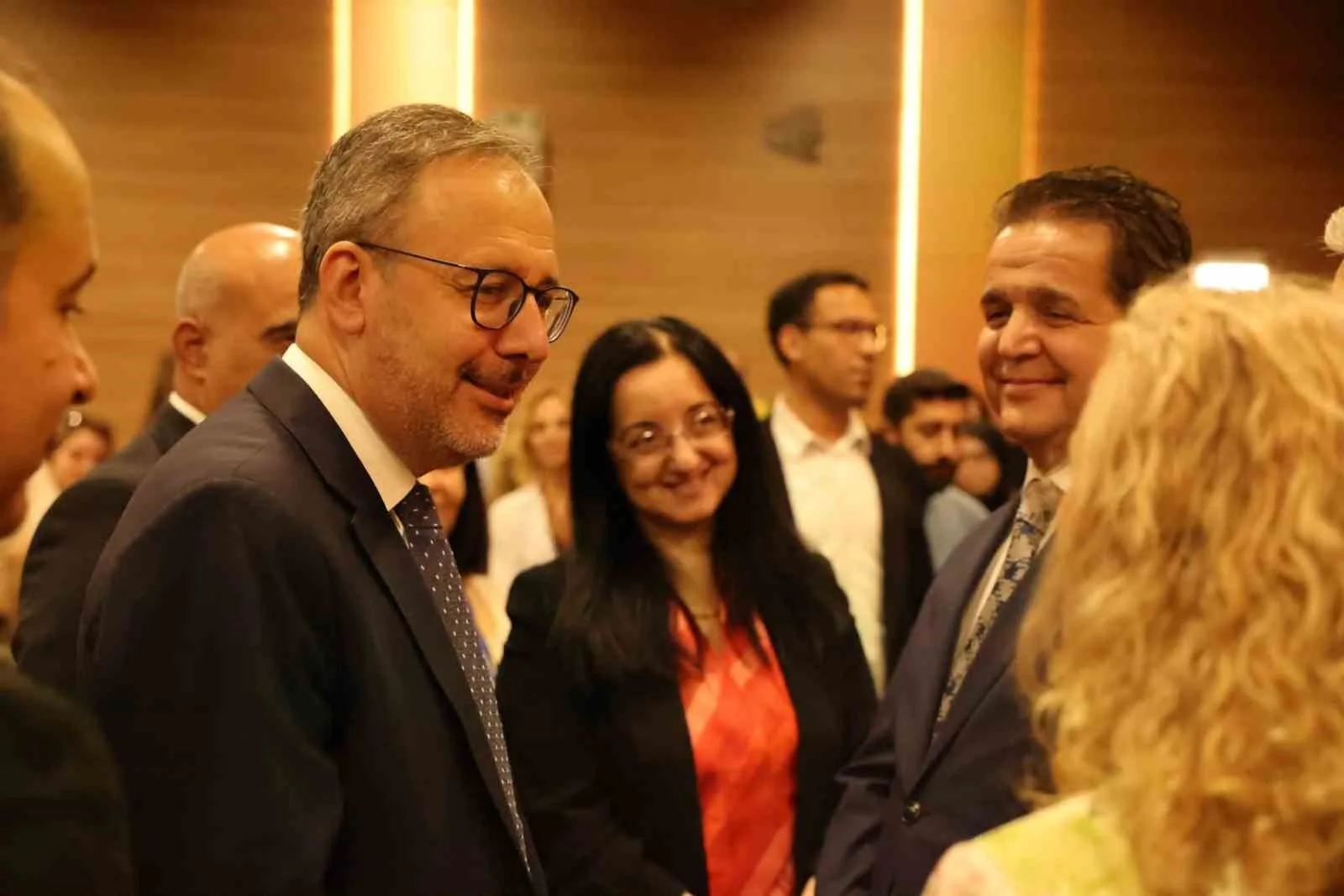 ÖNCEKİ DÖNEM GENÇLİK VE SPOR BAKANI, AK PARTİ İZMİR MİLLETVEKİLİ VE TBMM ENGELLİ BİREYLERİN SORUNLARINI ARAŞTIRMA KOMİSYONU BAŞKANI DR. MEHMET MUHARREM KASAPOĞLU, İZMİR ŞEHİR HASTANESİ’NDE DÜZENLENEN 'İZMİR NADİR HASTALIK SAĞLIK HİZMETİ KAPSAMI VE SAĞLIK TURİZMİ POTANSİYELİ İSTİŞARE TOPLANTISI'NDA KONUŞTU.