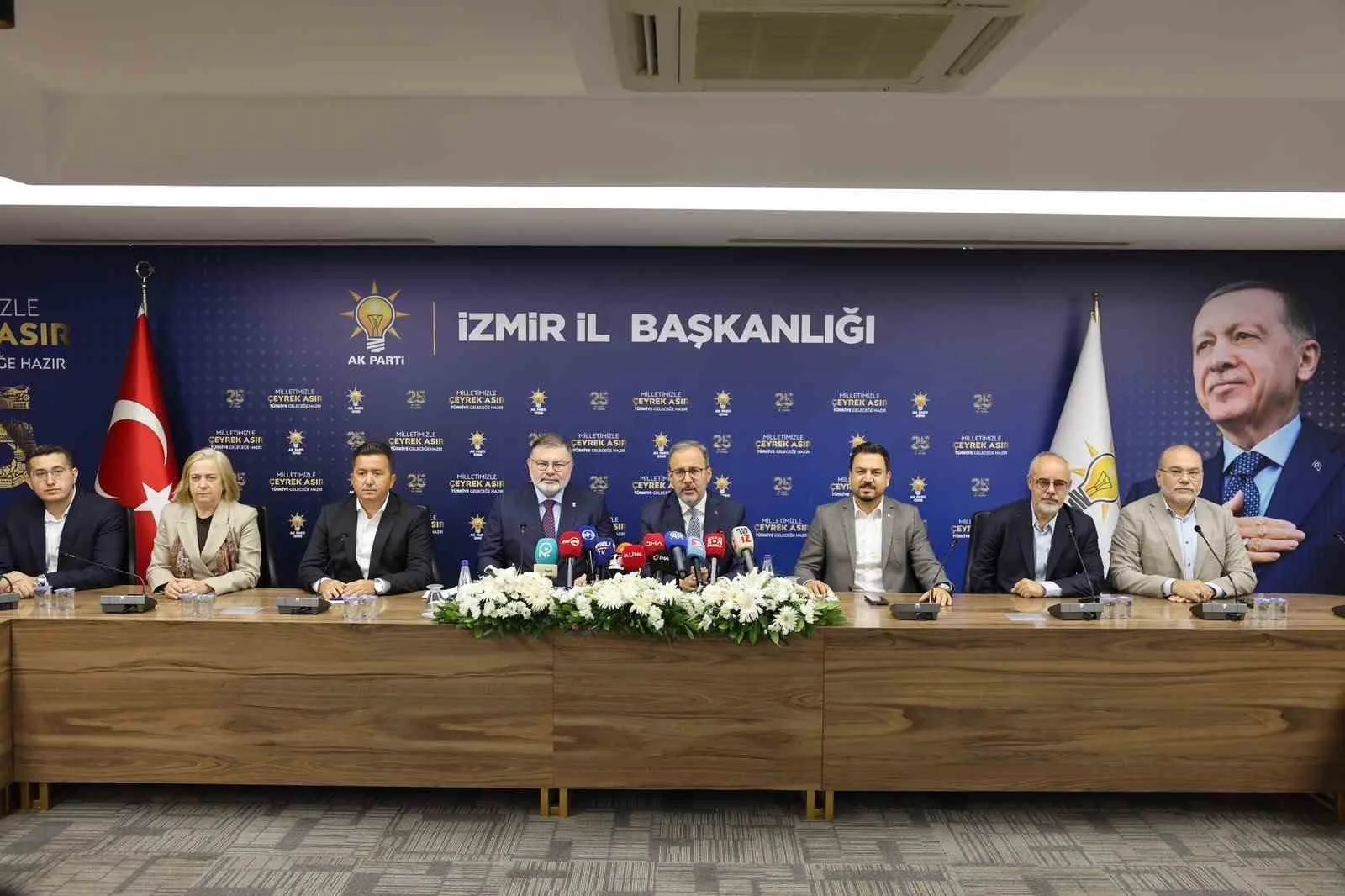 SOLDAN SAĞA: İL BAŞKAN YARDIMCISI ÖMER AZ, KADIN KOLLARI BAŞKANI EMEL DALKIRAN, GENÇLİK KOLLARI BAŞKAN VEKİLİ AHMET ÖZDEMİR, AK PARTİ İZMİR İL BAŞKANI BİLAL SAYGILI, ÖNCEKİ DÖNEM GENÇLİK VE SPOR BAKANI AK PARTİ İZMİR MİLLETVEKİLİ MEHMET KASAPOĞLU, TANITIM MEDYA BAŞKANI SAFA NARLI, İL YÖNETİM KURULU ÜYESİ HASAN ÇÖLMEKÇİ VE İL SEKRETERİ CÜNEYD DAYHAN