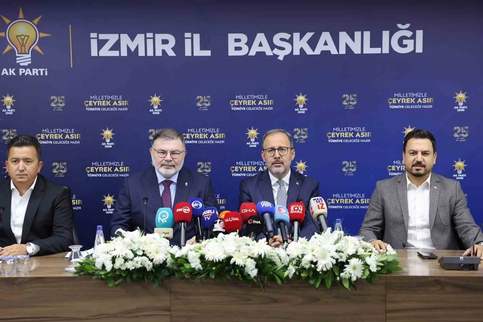 SOLDAN SAĞA: GENÇLİK KOLLARI BAŞKAN VEKİLİ AHMET ÖZDEMİR, AK PARTİ İZMİR İL BAŞKANI BİLAL SAYGILI, ÖNCEKİ DÖNEM GENÇLİK VE SPOR BAKANI AK PARTİ İZMİR MİLLETVEKİLİ MEHMET KASAPOĞLU, TANITIM MEDYA BAŞKANI SAFA NARLI