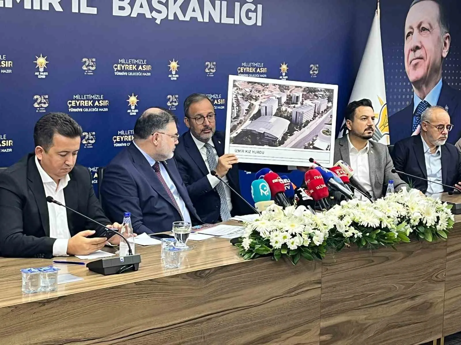 ÖNCEKİ DÖNEM GENÇLİK VE SPOR BAKANI VE AK PARTİ İZMİR MİLLETVEKİLİ MEHMET KASAPOĞLU, İZMİR'DEKİ ÖĞRENCİ YURTLARININ KAPASİTESİNDE YÜZDE 460 ARTIŞ SAĞLANDIĞINI BELİRTEREK, TÜRKİYE'DEKİ YURT ALTYAPISININ DÜNYADAKİ BEŞ YILDIZLI OTEL ZİNCİRLERİYLE REKABET EDECEK SEVİYEYE GELDİĞİNİ VURGULADI.