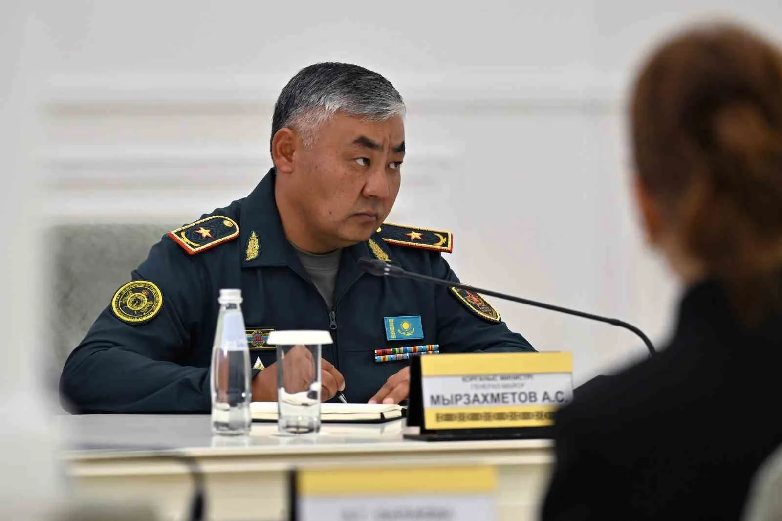 KAZAKİSTAN CUMHURBAŞKANI KASIM CÖMERT TOKAYEV, SAVUNMA BAKANLIĞI'NIN ÜST DÜZEY YÖNETİCİLERİYLE YAPTIĞI TOPLANTIDA SİLAHLI KUVVETLERDE KAPSAMLI REFORM SÜRECİNİN BAŞLATILMASI TALİMATINI VERDİ.