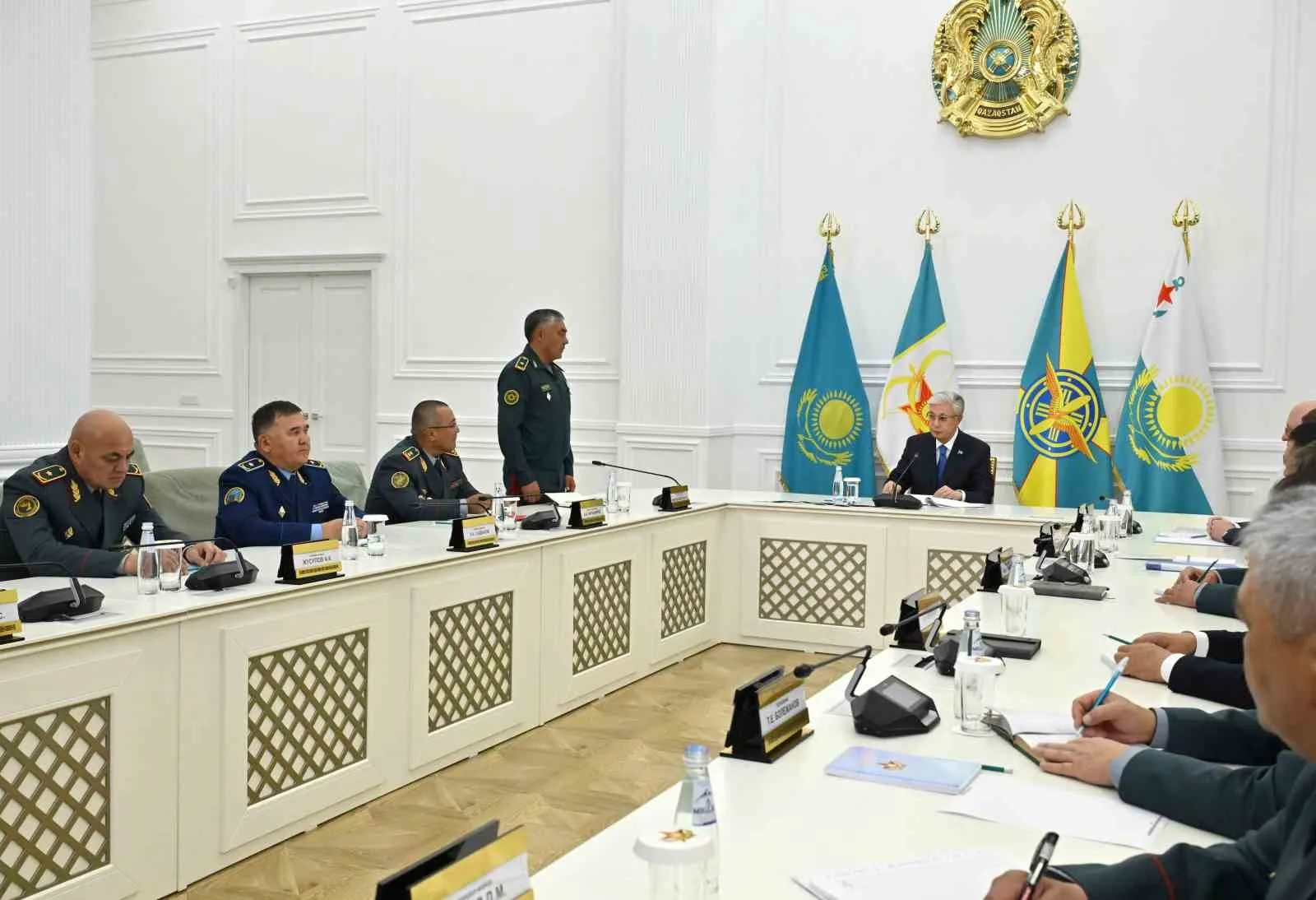 KAZAKİSTAN CUMHURBAŞKANI KASIM CÖMERT TOKAYEV, SAVUNMA BAKANLIĞI'NIN ÜST DÜZEY YÖNETİCİLERİYLE YAPTIĞI TOPLANTIDA SİLAHLI KUVVETLERDE KAPSAMLI REFORM SÜRECİNİN BAŞLATILMASI TALİMATINI VERDİ.