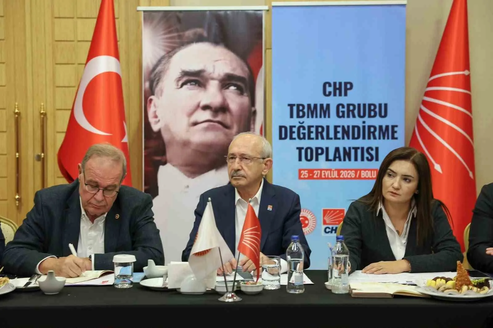 CUMHURİYET HALK PARTİSİ (CHP) GENEL BAŞKANI KEMAL KILIÇDAROĞLU, PARTİSİNİN BOLU ABANT’TA DÜZENLEDİĞİ TBMM GRUBU DEĞERLENDİRME TOPLANTISI KAPSAMINDA İLK OLARAK GRUP YÖNETİM KURULU TOPLANTISINA BAŞKANLIK ETTİ.