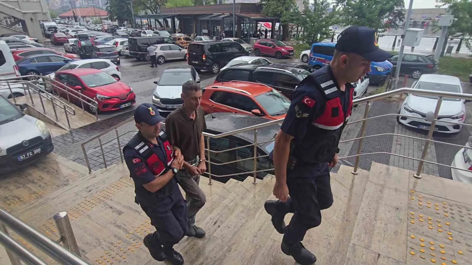 ZONGULDAK’TA 17 YAŞINDAKİ SILA T.’NİN DARP EDİLEREK ZİNCİRLENDİĞİ İDDİASIYLA GÖZALTINA ALINAN BABA SELAHATTİN T. TUTUKLANDI.