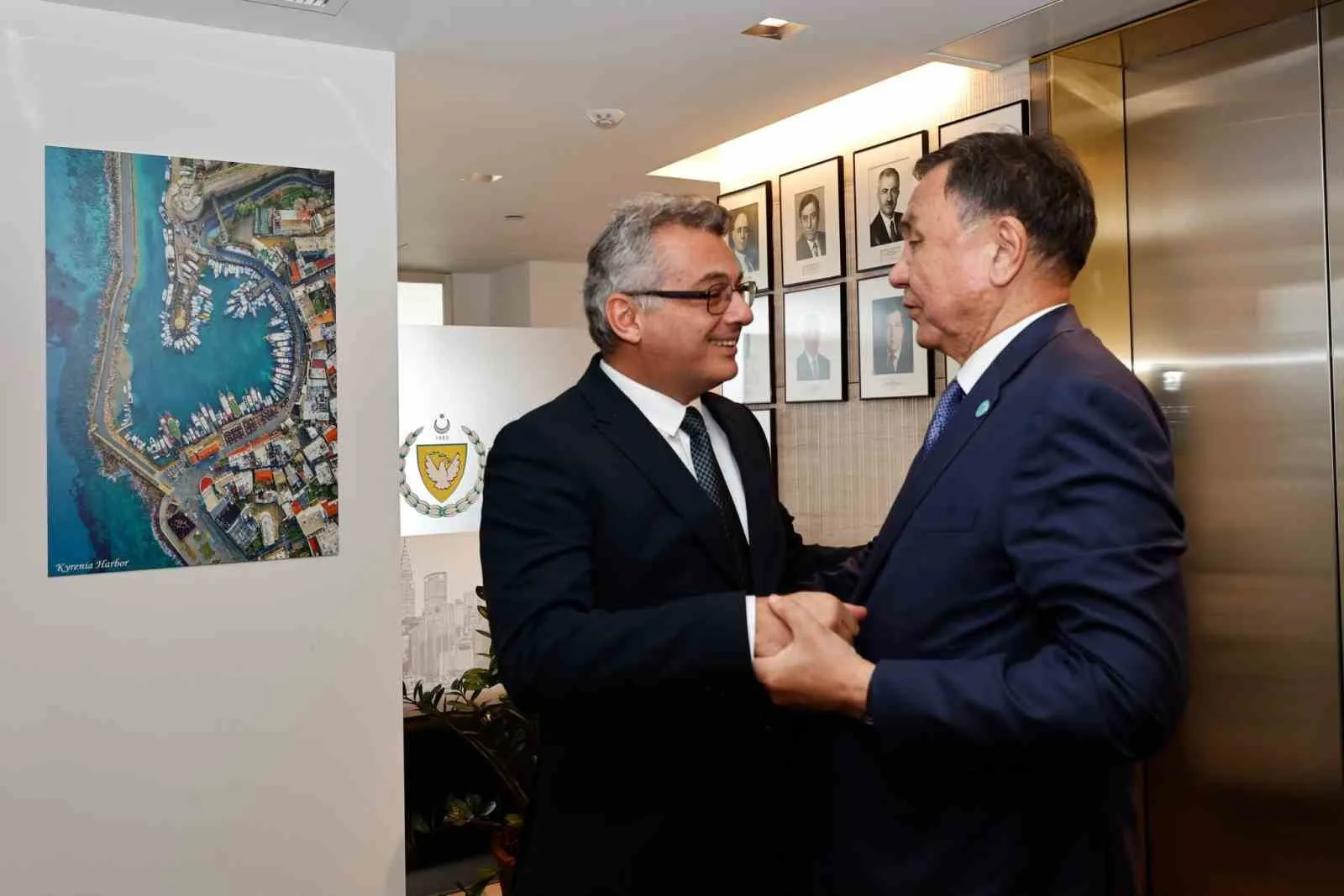 KUZEY KIBRIS TÜRK CUMHURİYETİ (KKTC) CUMHURBAŞKANI TUFAN ERHÜRMAN, BİRLEŞMİŞ MİLLETLER (BM) 81. GENEL KURULU KAPSAMINDA BULUNDUĞU ABD’NİN NEW YORK KENTİNDE TÜRK DEVLETLERİ TEŞKİLATI (TDT) GENEL SEKRETERİ KUBANIÇBEK ÖMÜRALİYEV İLE BİR ARAYA GELDİ.