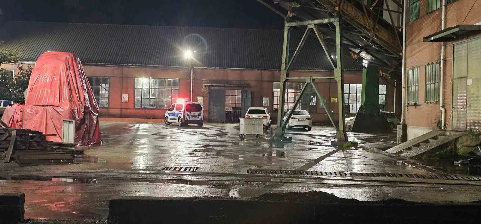 ZONGULDAK’TA TÜRKİYE TAŞKÖMÜRÜ KURUMU (TTK) KOZLU İŞLETMESİNDE TIKANAN KÖMÜR SİLOSUNU TEMİZLEMEK İÇİN İÇERİ GİREN İŞÇİ UFUK DEMİRCİ (27), SİLOYA DÜŞTÜ. ÜZERİNE KÖMÜR GELEN VE BİR SÜRE NEFESSİZ KALAN İŞÇİNİN DURAN KALBİ YAPILAN MÜDAHALEYLE YENİDEN ÇALIŞTIRILDI. YOĞUN BAKIMA ALINAN İŞÇİNİN HASTANEDEKİ TEDAVİSİ SÜRÜYOR.