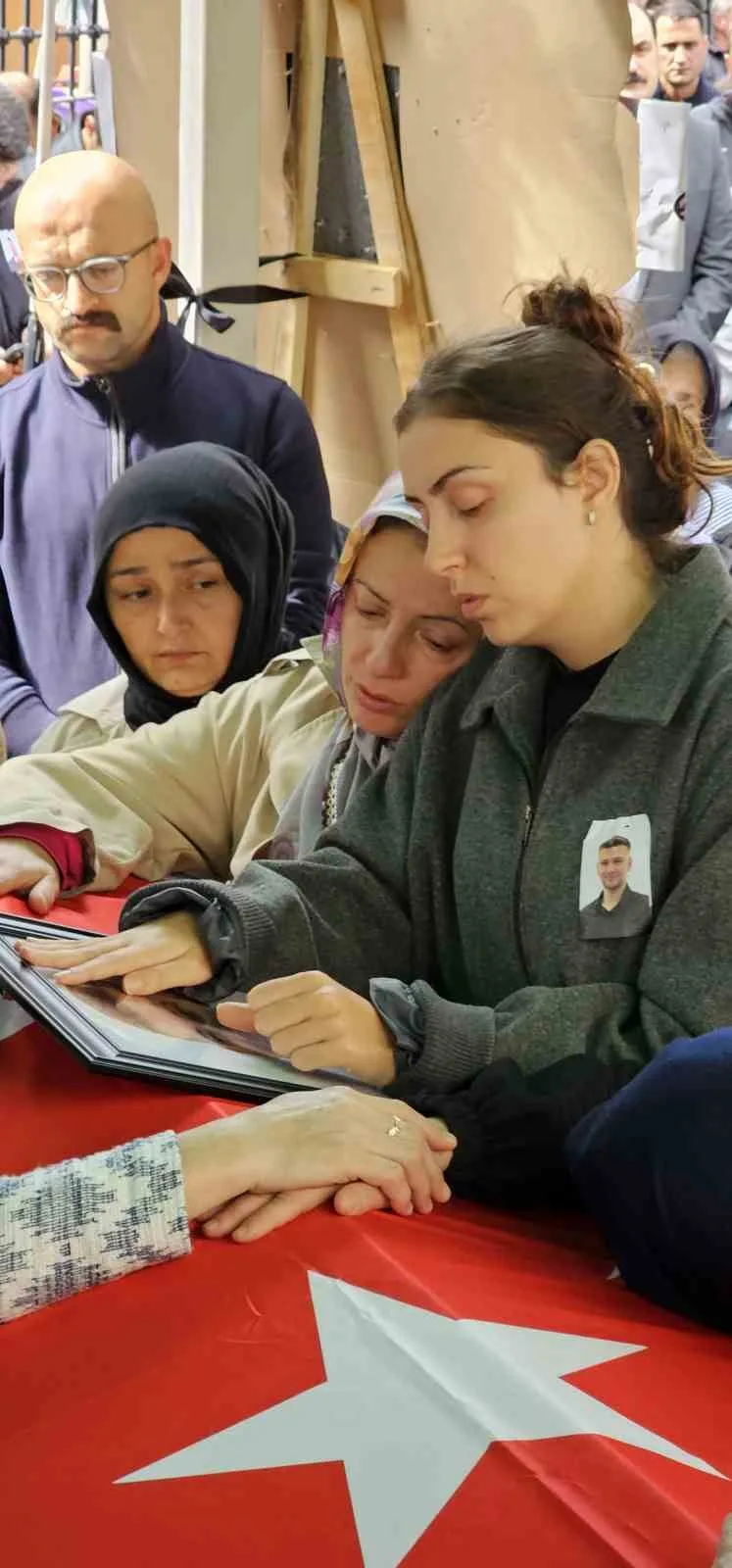 CENAZEDE DEMİR'İN İKİ AYLIK HAMİLE OLAN EŞİ EZGİ DEMİR, EŞİNİN TABUTU BAŞINDA GÖZYAŞI DÖKTÜ. EZGİ DEMİR, "EŞİM, BEYİM, BEN ŞİMDİ SENSİZ NE YAPARIM" DİYEREK GÖZYAŞI DÖKERKEN, YAKINLARI KENDİSİNİ TESELLİ ETMEYE ÇALIŞTI.