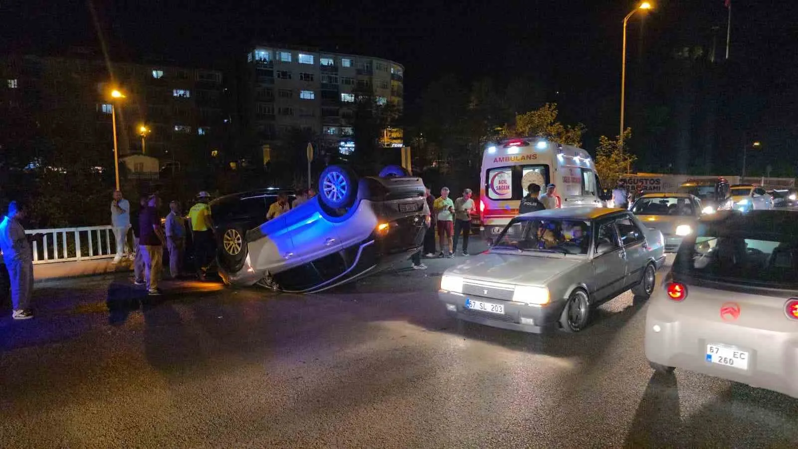 ZONGULDAK’IN KARADENİZ EREĞLİ İLÇESİNDE SÜRÜCÜSÜNÜN DİREKSİYON HAKİMİYETİNİ KAYBETTİĞİ OTOMOBİL, PARK HALİNDEKİ İKİ ARACA ÇARPTIKTAN SONRA TAKLA ATARAK DURABİLDİ. KAZADA 1 KİŞİ YARALANDI.