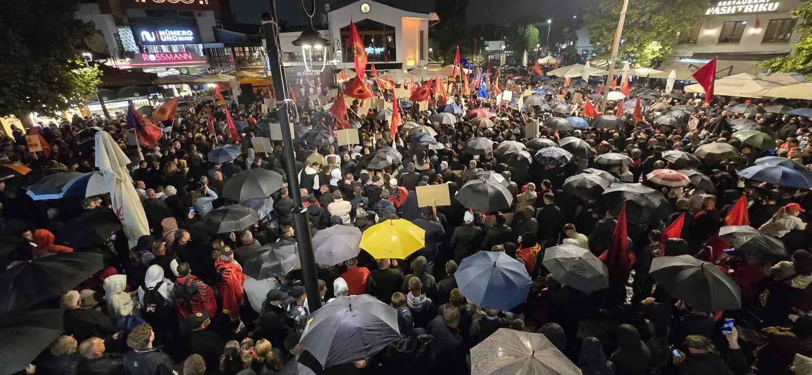 KOSOVA’DA HOLLANDA’NIN LAHEY KENTİNDEKİ KOSOVA ÖZEL MAHKEMESİ’NİN 16 EYLÜL TARİHİNDE ESKİ KOSOVA CUMHURBAŞKANI HAŞİM THAÇİ VE VE ESKİ KOSOVA KURTULUŞ ORDUSU (UÇK) LİDERLERİNE YÖNELİK VERDİĞİ HAPİS CEZASINA KARŞI PROTESTO DÜZENLENDİ.