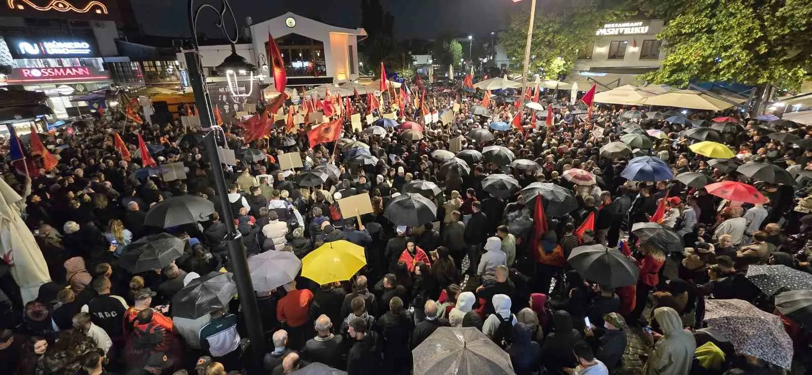 KOSOVA’DA HOLLANDA’NIN LAHEY KENTİNDEKİ KOSOVA ÖZEL MAHKEMESİ’NİN 16 EYLÜL TARİHİNDE ESKİ KOSOVA CUMHURBAŞKANI HAŞİM THAÇİ VE VE ESKİ KOSOVA KURTULUŞ ORDUSU (UÇK) LİDERLERİNE YÖNELİK VERDİĞİ HAPİS CEZASINA KARŞI PROTESTO DÜZENLENDİ.