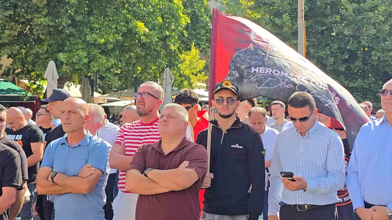 KOSOVA’NIN ESKİ CUMHURBAŞKANI VE KOSOVA KURTULUŞ ORDUSU’NUN SAVAŞ DÖNEMİ LİDERLERİNDEN HAŞİM THAÇİ, LAHEY’DE SAVAŞ SUÇLARINDAN SUÇLU BULUNARAK 25 YIL HAPİS CEZASINA ÇARPTIRILDI. KOSOVALILAR DEV EKRANLARDA TAKİP ETTİ