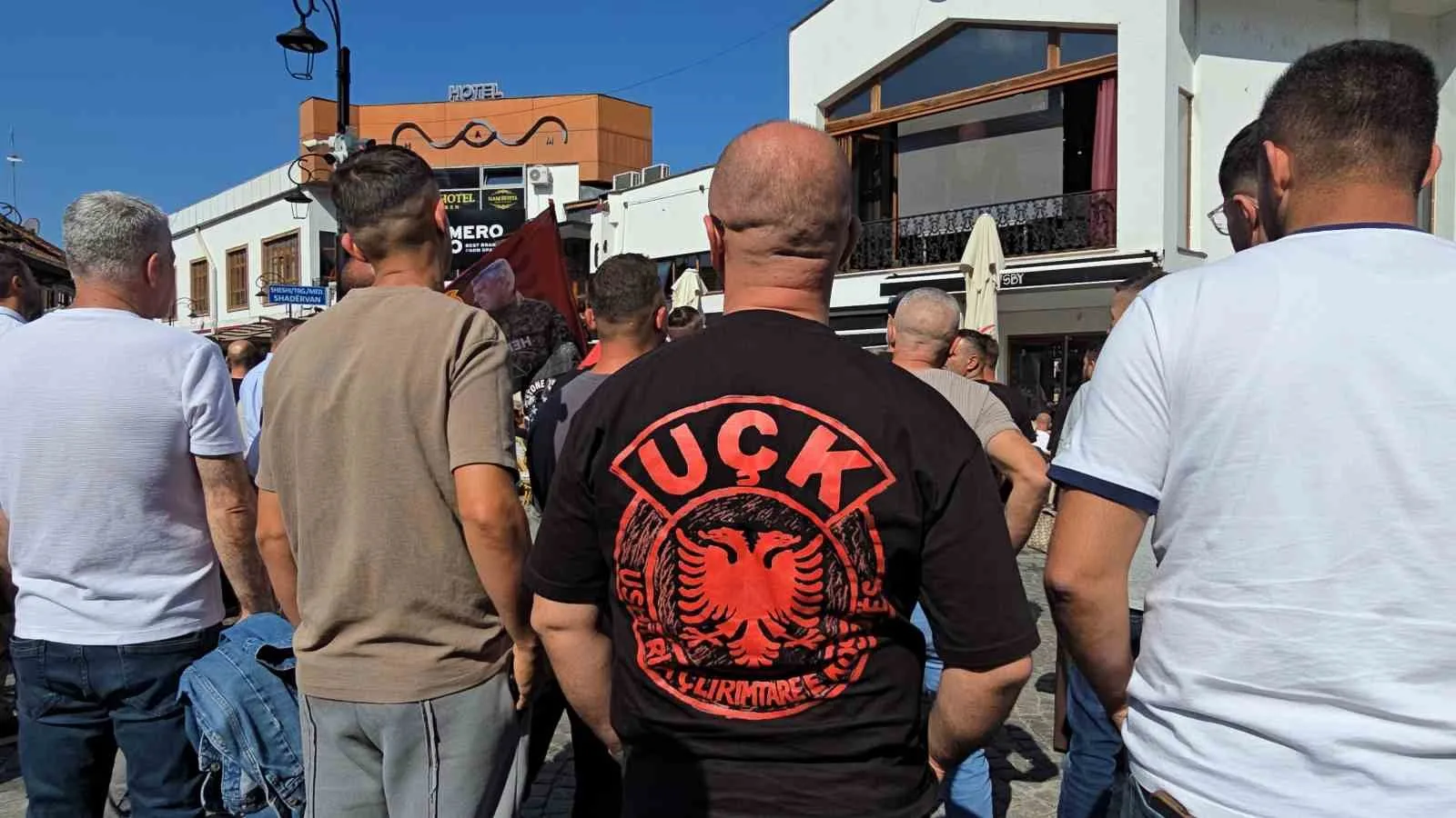 KOSOVA’NIN ESKİ CUMHURBAŞKANI VE KOSOVA KURTULUŞ ORDUSU’NUN SAVAŞ DÖNEMİ LİDERLERİNDEN HAŞİM THAÇİ, LAHEY’DE SAVAŞ SUÇLARINDAN SUÇLU BULUNARAK 25 YIL HAPİS CEZASINA ÇARPTIRILDI. KOSOVALILAR DEV EKRANLARDA TAKİP ETTİ