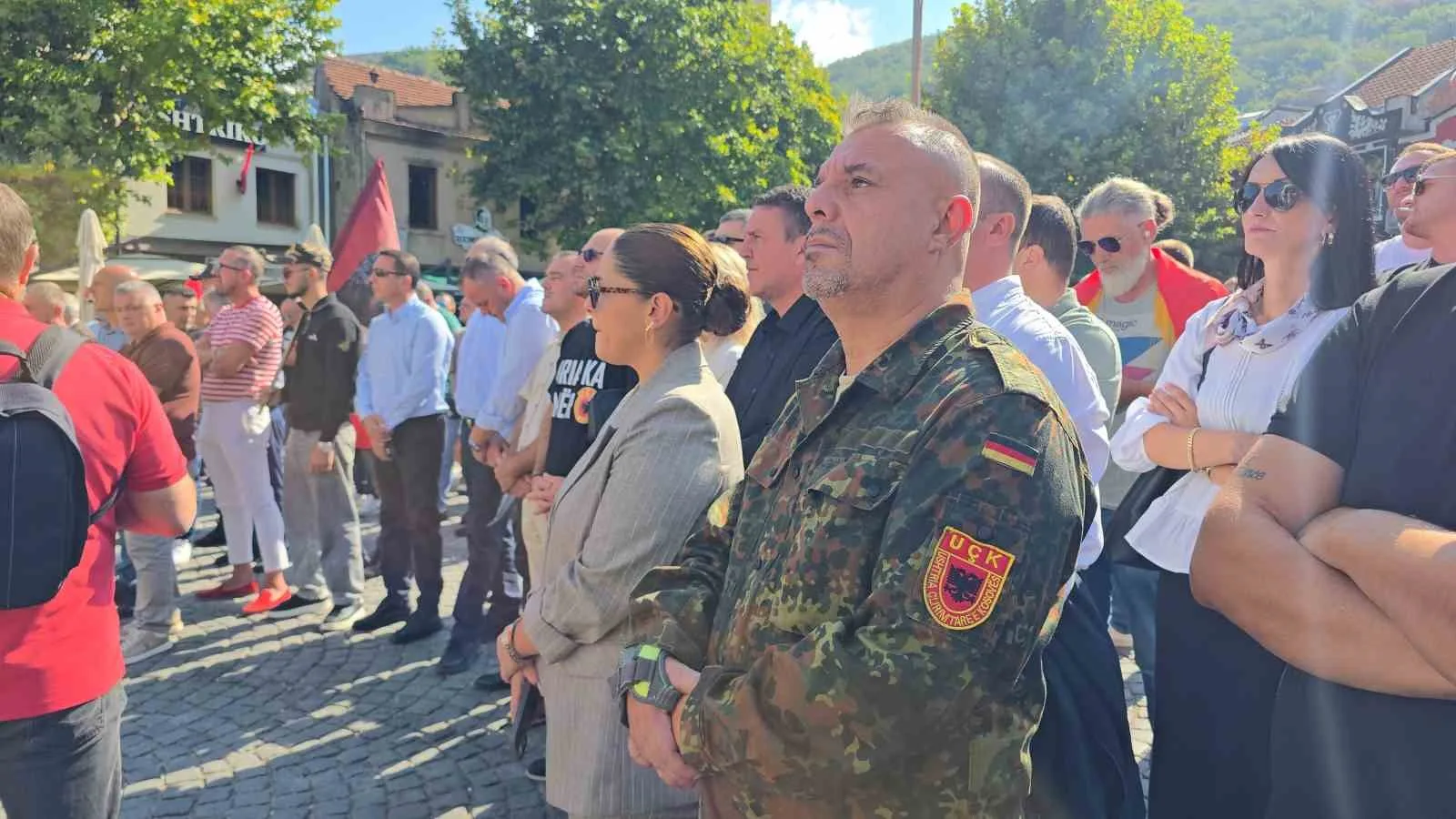 KOSOVA’NIN ESKİ CUMHURBAŞKANI VE KOSOVA KURTULUŞ ORDUSU’NUN SAVAŞ DÖNEMİ LİDERLERİNDEN HAŞİM THAÇİ, LAHEY’DE SAVAŞ SUÇLARINDAN SUÇLU BULUNARAK 25 YIL HAPİS CEZASINA ÇARPTIRILDI. KOSOVALILAR DEV EKRANLARDA TAKİP ETTİ