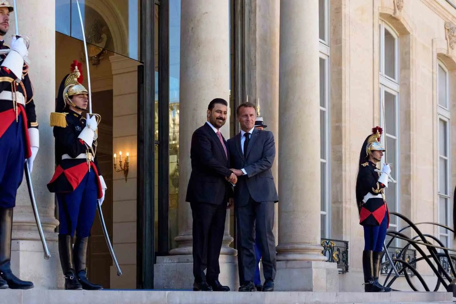 FRANSA CUMHURBAŞKANI EMMANUEL MACRON, IRAK BAŞBAKANI ALİ ZEYDİ İLE BİR ARAYA GELDİ. IRAK İLE FRANSA ARASINDA GÜVENLİK, ENERJİ VE HAVACILIK ALANLARINDA 6 MUTABAKAT ZAPTI İMZALANDI.