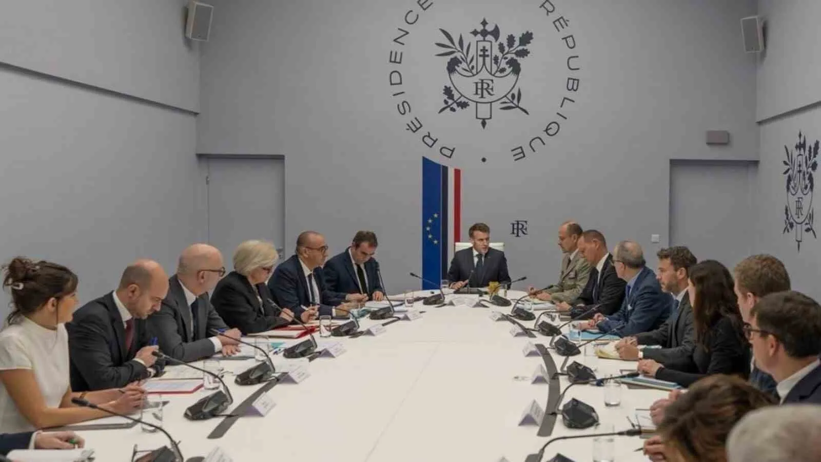FRANSA CUMHURBAŞKANI EMMANUEL MACRON, ULUSLARARASI GELİŞMELERİN ÜLKENİN GÜVENLİĞİ VE EKONOMİSİ ÜZERİNDEKİ ETKİLERİNİ GÖRÜŞMEK ÜZERE SİYASİ LİDERLERİ CUMHURBAŞKANLIĞI SARAYI'NDA TOPLADI.