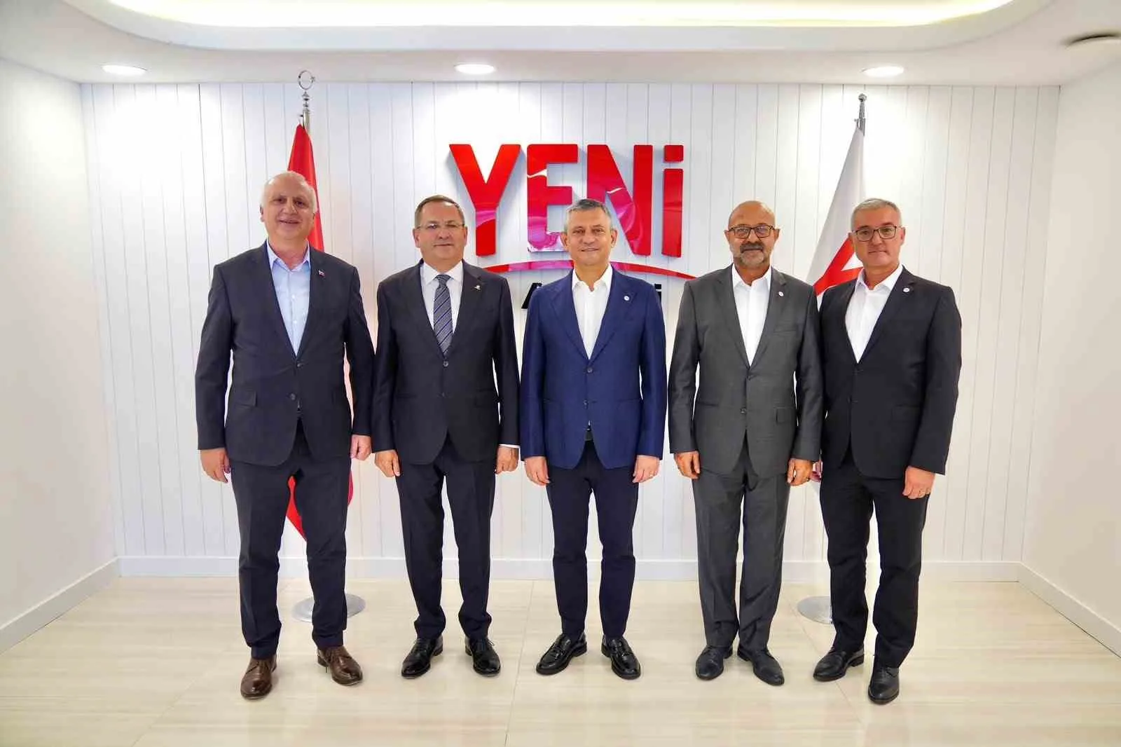 AYVALIK BELEDİYE BAŞKANI MESUT ERGİN, ANKARA TEMASLARI KAPSAMINDA YENİ PARTİ GENEL MERKEZİ’Nİ ZİYARET EDEREK GENEL BAŞKAN ÖZGÜR ÖZEL İLE BİR ARAYA GELDİ.