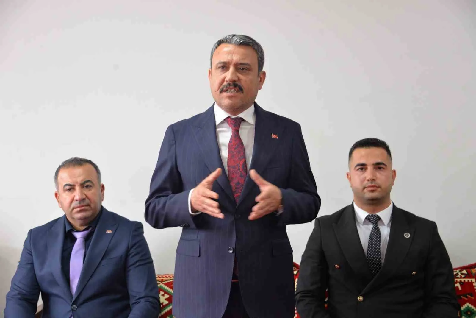 MİLLİYETÇİ HAREKET PARTİSİ (MHP) DİYARBAKIR İL BAŞKANI HASAN ÖZCOŞKUN, BAŞKANLIĞA SEÇİLDİKTEN SONRA SAHALARA İNDİ. GENÇLERLE BİR ARAYA GELEN ÖZCOŞKUN, DİYARBAKIR'IN HUZURUNUN TÜRKİYE'NİN HUZURU OLDUĞUNU BELİRTEREK, "HEDEFİMİZ DİYARBAKIR'DAN MİLLETVEKİLİ ÇIKARMAKTIR" DEDİ.