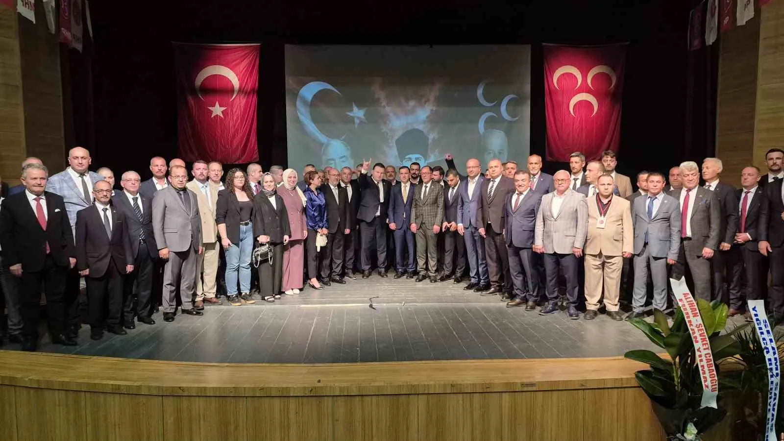 MİLLİYETÇİ HAREKET PARTİSİ DÜZCE İL BAŞKANLIĞI OLAĞAN KONGRESİ YOĞUN KATILIMLA GERÇEKLEŞTİRİLDİ. TEK LİSTE İLE GİDİLEN KONGREDE MEVCUT BAŞKAN İLHAMİ CABOĞLU YENİDEN BAŞKAN SEÇİLEREK GÜVEN TAZELEDİ