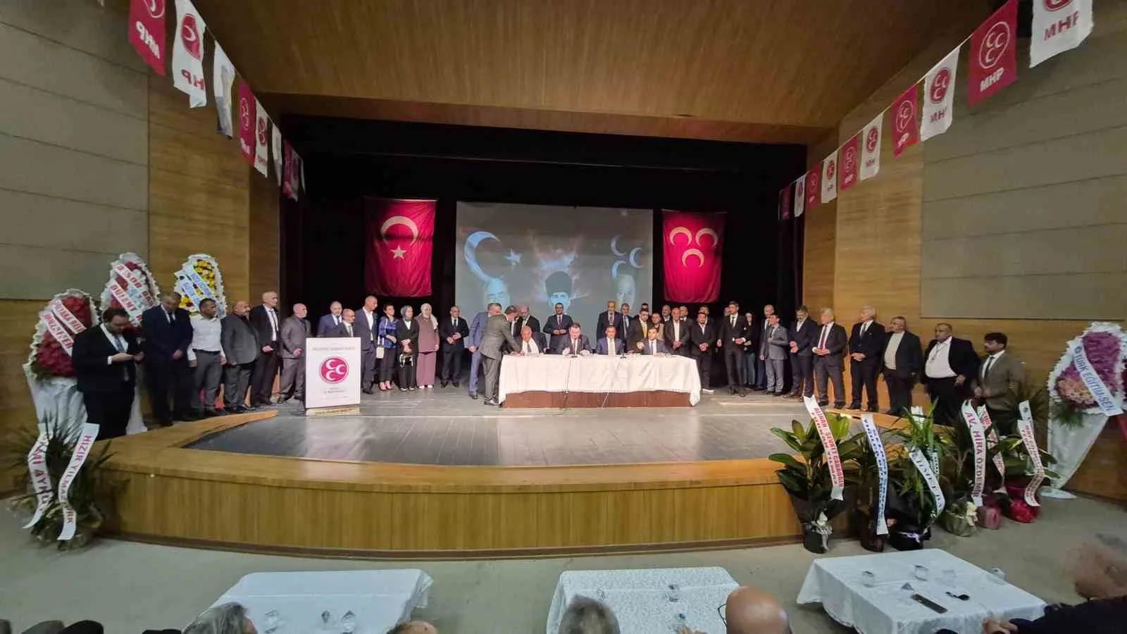 MİLLİYETÇİ HAREKET PARTİSİ DÜZCE İL BAŞKANLIĞI OLAĞAN KONGRESİ YOĞUN KATILIMLA GERÇEKLEŞTİRİLDİ. TEK LİSTE İLE GİDİLEN KONGREDE MEVCUT BAŞKAN İLHAMİ CABOĞLU YENİDEN BAŞKAN SEÇİLEREK GÜVEN TAZELEDİ