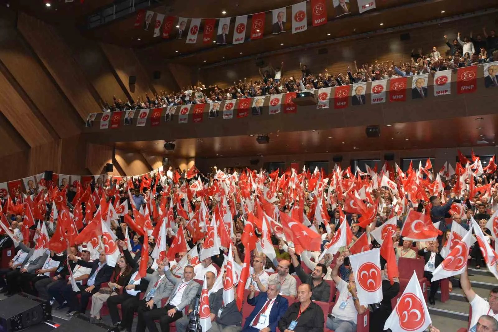 MİLLİYETÇİ HAREKET PARTİSİ (MHP) GENEL SEKRETERİ VE BURSA MİLLETVEKİLİ İSMET BÜYÜKATAMAN, PARTİSİNİN BALIKESİR İL BAŞKANLIĞI KONGRESİNDE "TERÖRSÜZ TÜRKİYE" SÜRECİ HAKKINDA AÇIKLAMALARDA BULUNDU.