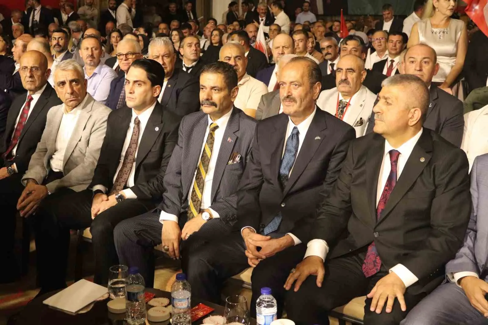 MİLLİYETÇİ HAREKET PARTİSİ (MHP) İZMİR İL BAŞKANLIĞI 15’İNCİ OLAĞAN İL KONGRESİ'NDE MEVCUT BAŞKAN VEYSEL ŞAHİN (SAĞDAN BİRİNCİ) GÜVEN TAZELEDİ.