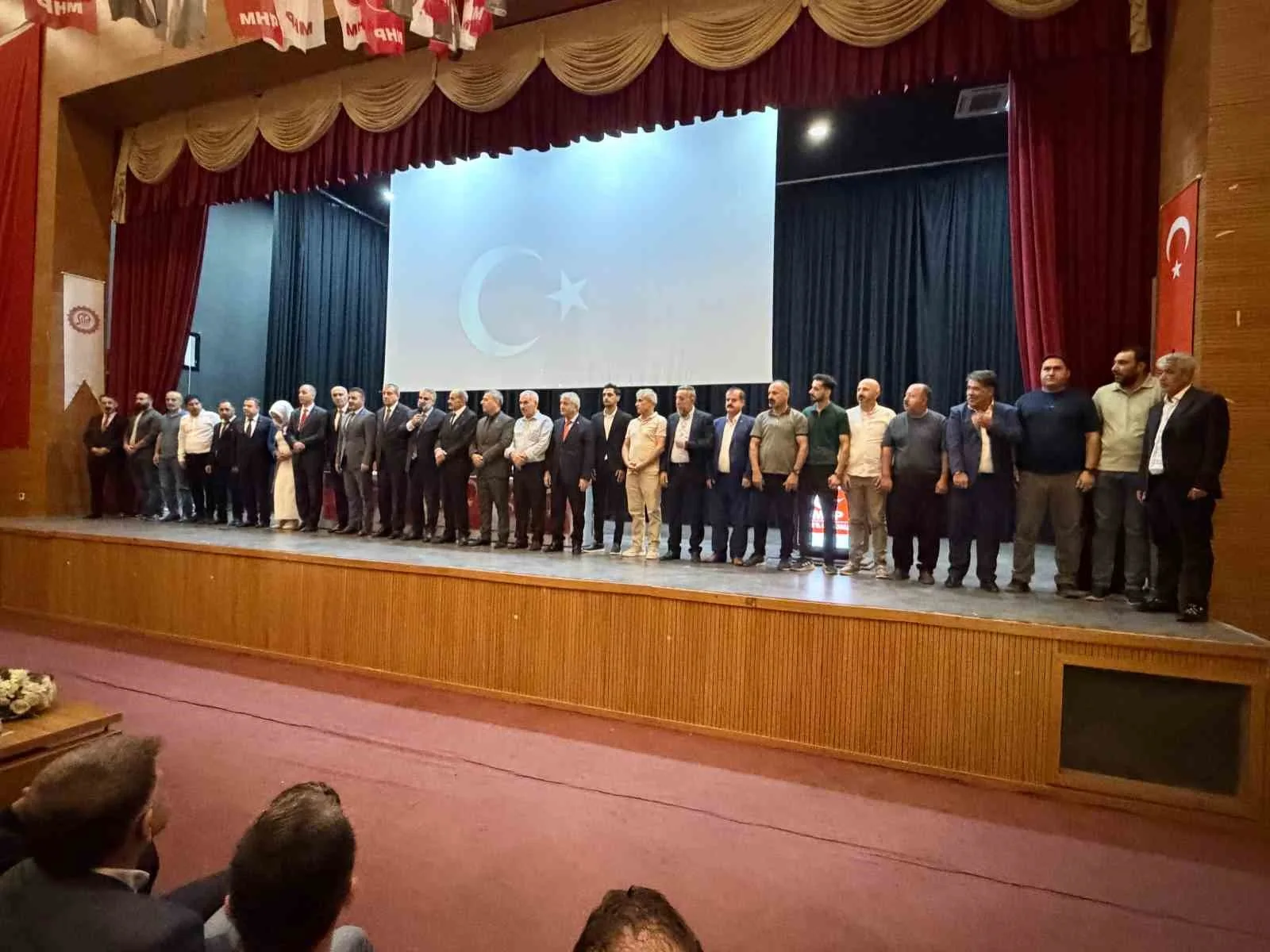 MİLLİYETÇİ HAREKET PARTİSİ (MHP) SİİRT İL BAŞKANLIĞININ 15. OLAĞAN KONGRESİ GERÇEKLEŞTİRİLDİ. TEK LİSTEYLE GİDİLEN KONGREDE MEVCUT İL BAŞKANI CENGİZHAN TÜKENMEZ YENİDEN BAŞKANLIĞA SEÇİLEREK GÜVEN TAZELEDİ.
