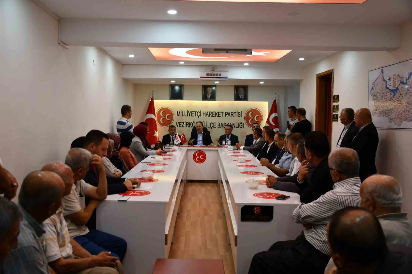 MİLLİYETÇİ HAREKET PARTİSİ (MHP) GENEL BAŞKAN YARDIMCISI VE SAMSUN MİLLETVEKİLİ İLYAS TOPSAKAL, MHP VEZİRKÖPRÜ İLÇE BAŞKANLIĞI GÖREVİNE GETİRİLEN HASAN DOĞRU’YA HAYIRLI OLSUN ZİYARETİNDE BULUNDU.