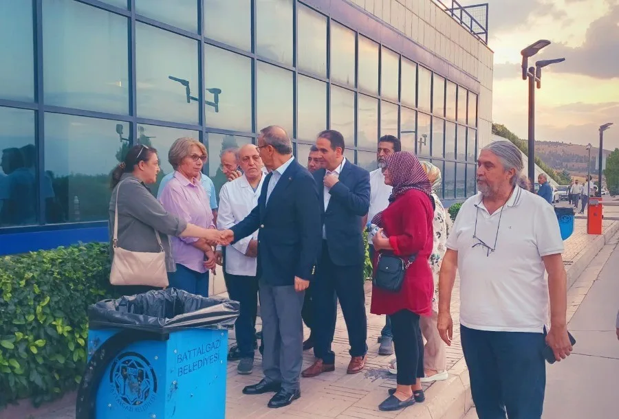 YENİ PARTİ MALATYA MİLLETVEKİLİ VELİ AĞBABA, MALATYA'DA PAZAR ZİYARETİ SIRASINDA FENALAŞARAK HASTANEYE KALDIRILIRKEN, YAPILAN TETKİKLERDE HERHANGİ BİR PATOLOJİ GÖRÜLMEDİĞİ VE TEDBİR AMACIYLA KORONER YOĞUN BAKIMDA TAKİBİNE KARAR VERİLDİĞİ BİLDİRİLDİ.