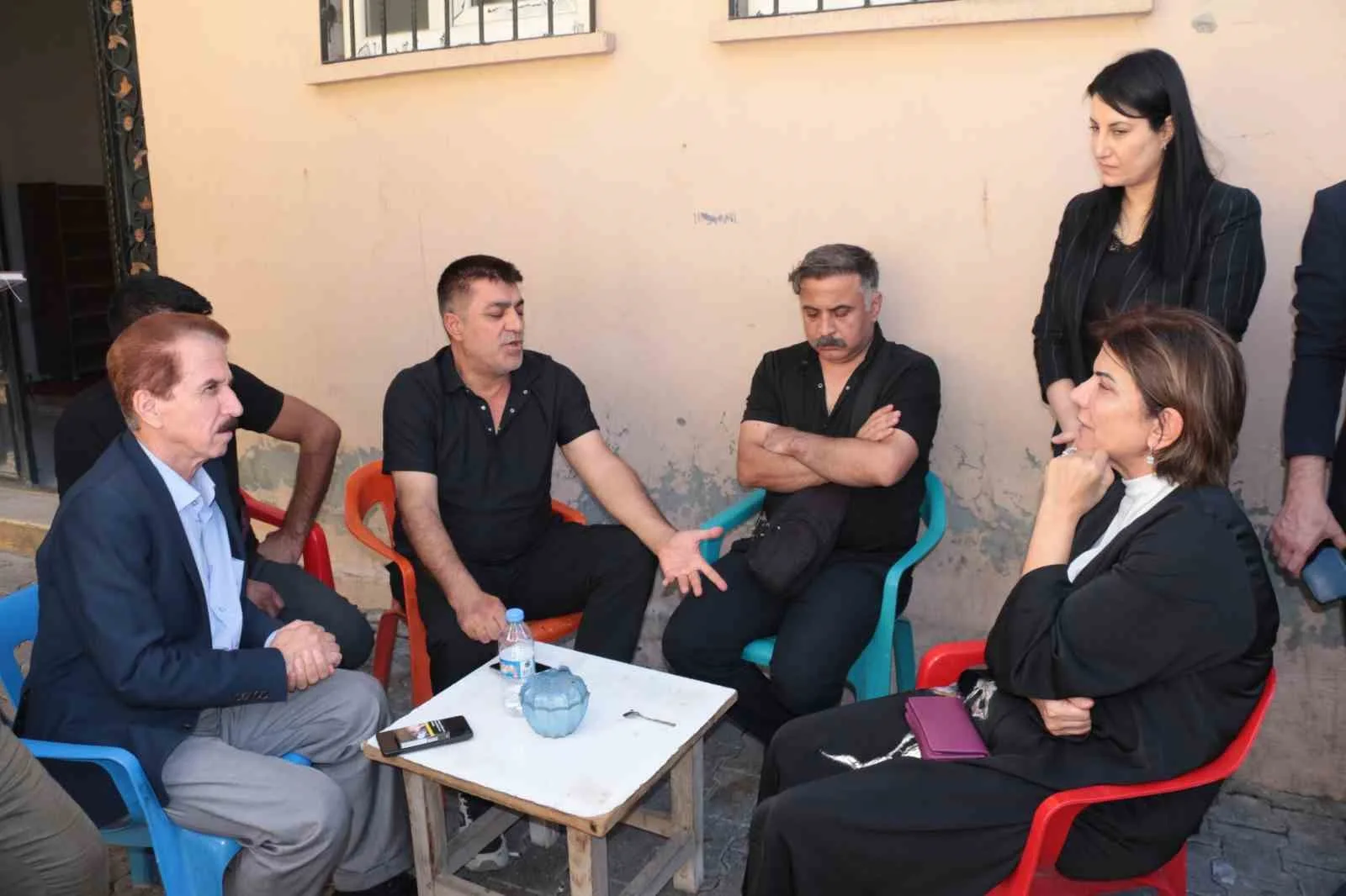 AK PARTİ İSTANBUL MİLLETVEKİLİ AZMİ EKİNCİ VE DİYARBAKIR MİLLETVEKİLİ SUNA KEPOLU ATAMAN DAHA SONRA ŞERAFETTİN ELÇİ CADDESİ VE ESKİ ÇARŞI ESNAFINI DA ZİYARET EDİP KAHVEDE OTURAN VATANDAŞLARLA ÇAY İÇİP SOHBET ETTİ.