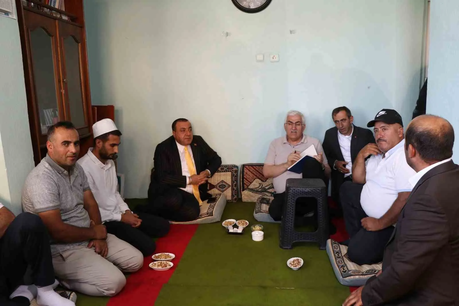 AK PARTİ ERZURUM MİLLETVEKİLİ MEHMET  EMİN ÖZ, NARMAN İLÇESİNDE MAHALLE MUHTARLARIYLA BİR ARAYA GELEREK MAHALLELERİN SORUN VE TALEPLERİNİ DİNLEDİ.