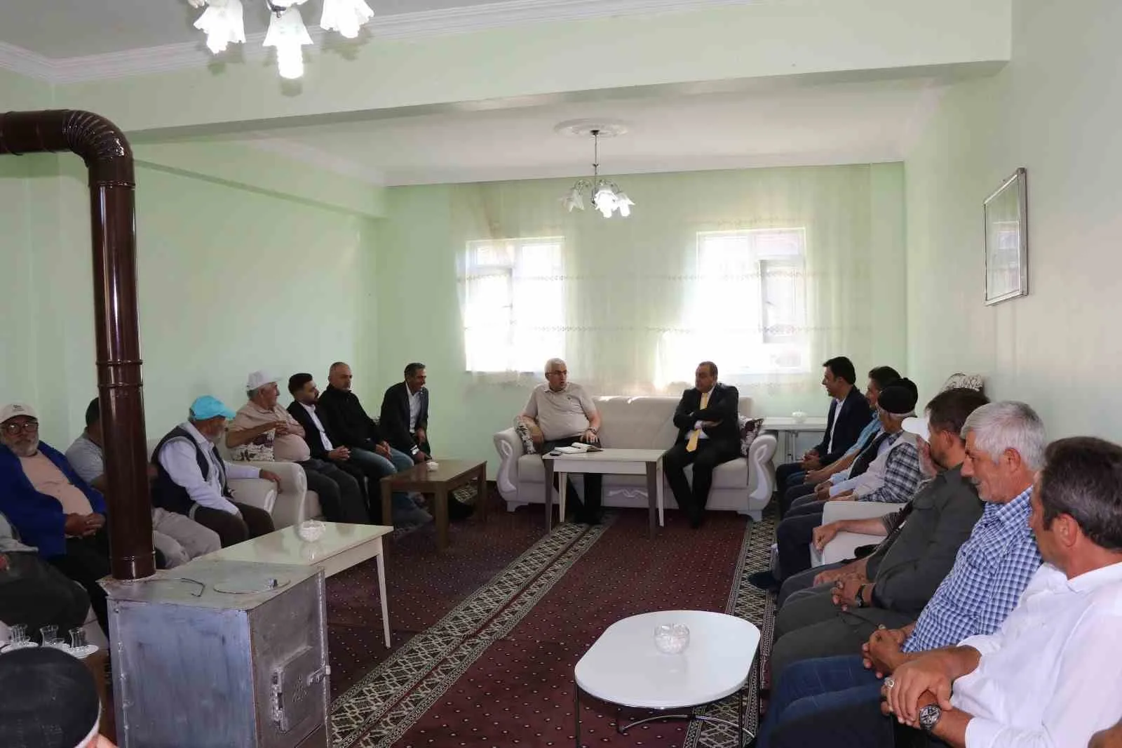 AK PARTİ ERZURUM MİLLETVEKİLİ MEHMET  EMİN ÖZ, NARMAN İLÇESİNDE MAHALLE MUHTARLARIYLA BİR ARAYA GELEREK MAHALLELERİN SORUN VE TALEPLERİNİ DİNLEDİ.