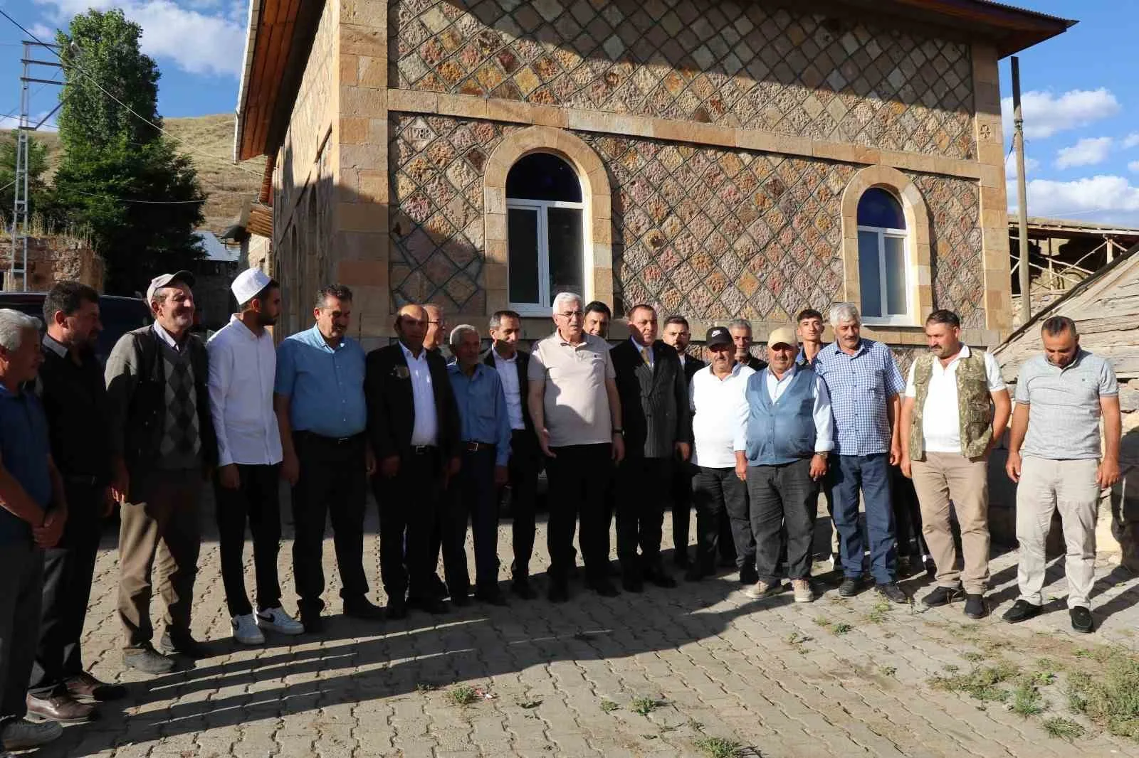 AK PARTİ ERZURUM MİLLETVEKİLİ MEHMET  EMİN ÖZ, NARMAN İLÇESİNDE MAHALLE MUHTARLARIYLA BİR ARAYA GELEREK MAHALLELERİN SORUN VE TALEPLERİNİ DİNLEDİ.
