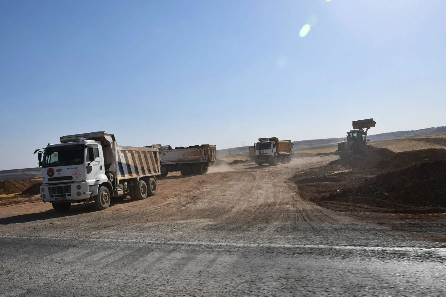 ŞIRNAK MİLLETVEKİLİ ARSLAN TATAR, YAPIMI DEVAM EDEN CİZRE - SİLOPİ YOLU ŞANTİYESİNİ ZİYARET EDEREK YÜRÜTÜLEN ÇALIŞMALARI YERİNDE İNCELEDİ.