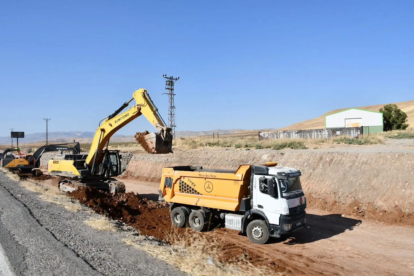 ŞIRNAK MİLLETVEKİLİ ARSLAN TATAR, YAPIMI DEVAM EDEN CİZRE - SİLOPİ YOLU ŞANTİYESİNİ ZİYARET EDEREK YÜRÜTÜLEN ÇALIŞMALARI YERİNDE İNCELEDİ.