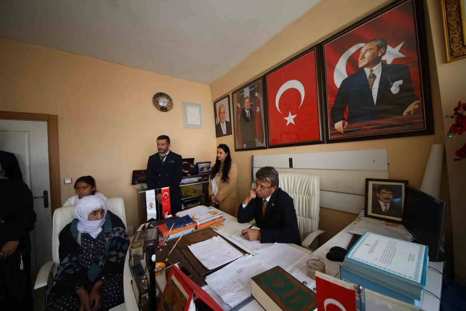 AK PARTİ VAN MİLLETVEKİLİ KAYHAN TÜRKMENOĞLU, "TÜRKİYE YÜZYILI İÇİN HEP YENİ, HEP İLERİ" PROGRAMLARI KAPSAMINDA ERZURUM’UN KARAYAZI İLÇESİNDE BİR DİZİ TEMAS VE İNCELEMELERDE BULUNDU.