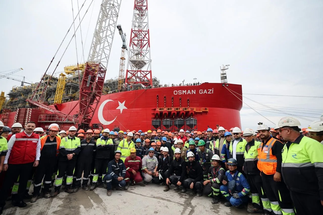 ENERJİ VE TABİİ KAYNAKLAR BAKANI ALPARSLAN BAYRAKTAR, OSMAN GAZİ YÜZER ÜRETİM PLATFORMU’NU EKİM AYININ SONUNA DOĞRU KARADENİZ'DEKİ GÖREV YERİNE UĞURLAYACAKLARINI AÇIKLADI.