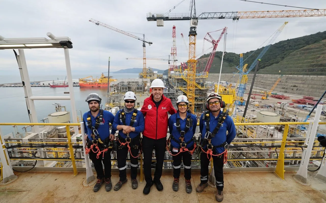 ENERJİ VE TABİİ KAYNAKLAR BAKANI ALPARSLAN BAYRAKTAR, OSMAN GAZİ YÜZER ÜRETİM PLATFORMU’NU EKİM AYININ SONUNA DOĞRU KARADENİZ'DEKİ GÖREV YERİNE UĞURLAYACAKLARINI AÇIKLADI.
