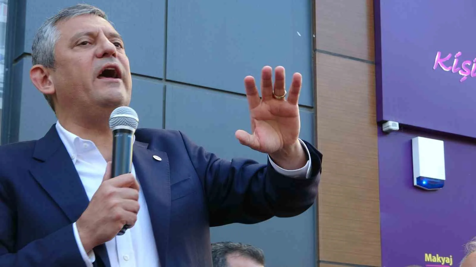 İLK OLARAK ARDAHAN MERKEZE BAĞLI ÇAMLIÇATAK KÖYÜNDE KADIN BULUŞMASI ETKİNLİĞİNE KATILAN ÖZEL, KADINLARLA BİR ARAYA GELDİ VE ONLARIN SORUNLARINI DİNLEDİ.